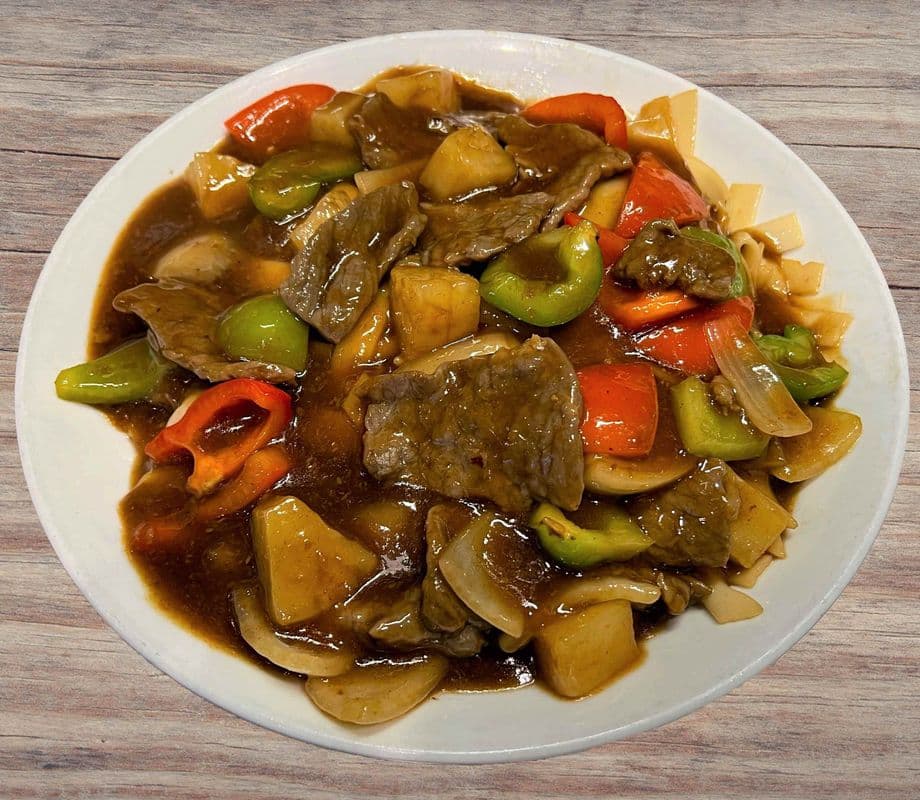 Flat Rice Noodles with Beef in Satay Sauce / 沙爹牛河
