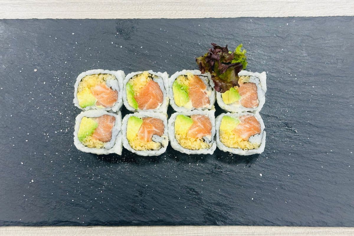 Spicy Salmon Roll (8 pcs)