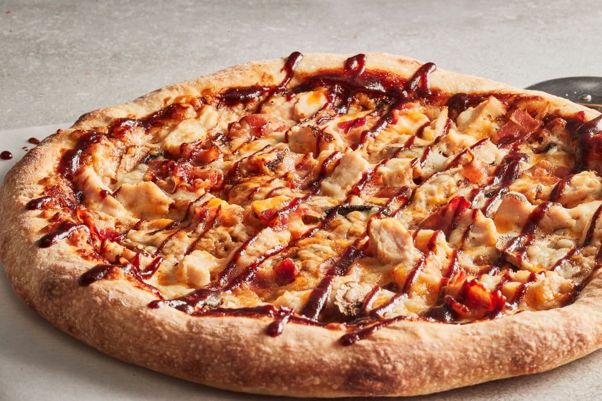 Pizza extra-large au poulet BBQ / Extra-Large BBQ Chicken Pizza