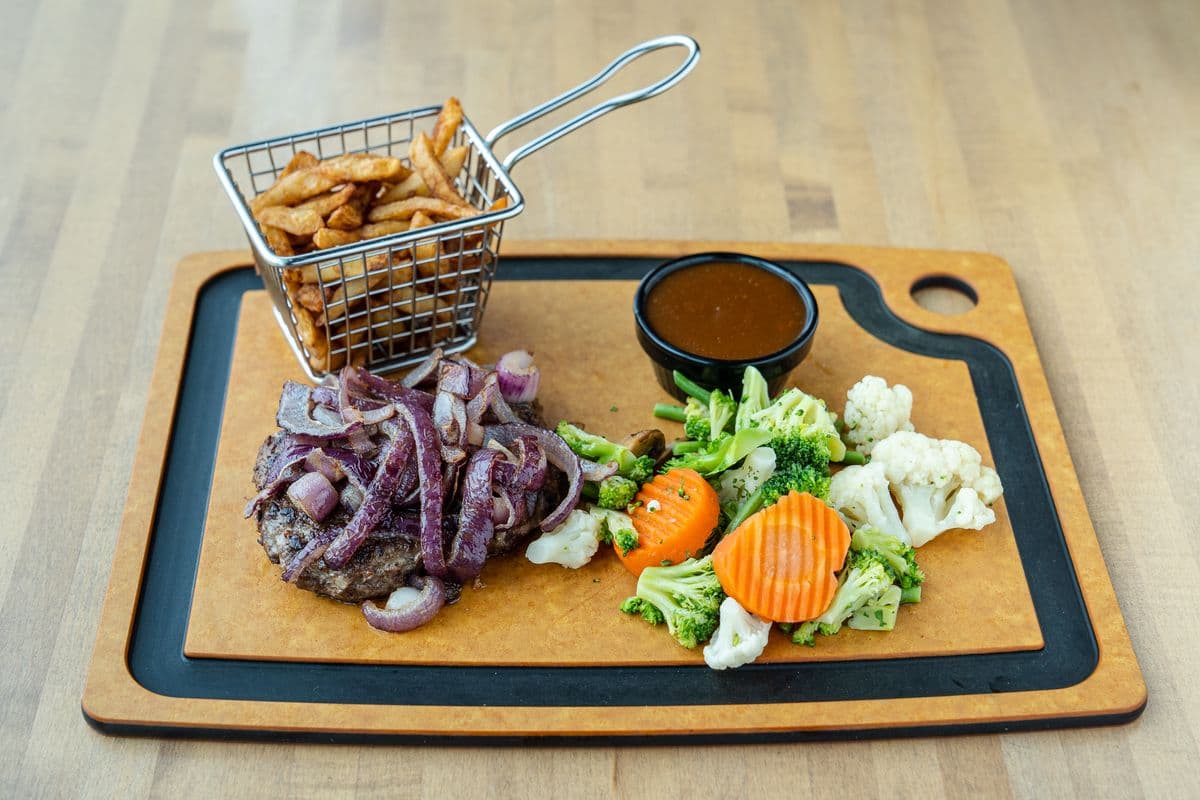 Hamburger steak avec oignons frits et sauce / Hamburger Steak with Fried Onions and Sauce