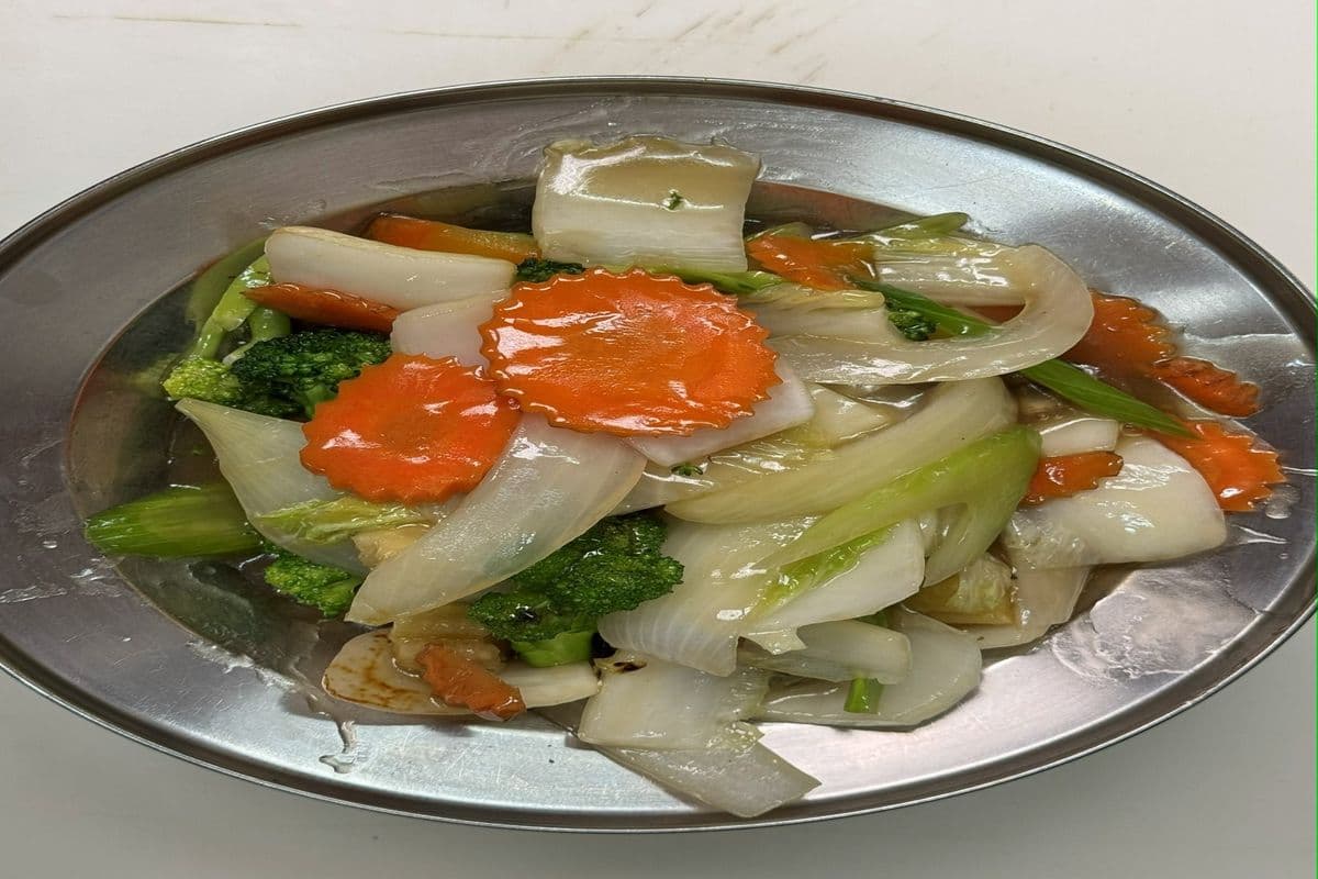 Plain Mixed Greens (Jumbo onion Napa, carrot, broccoli, celery, mushroom, and baby corn)