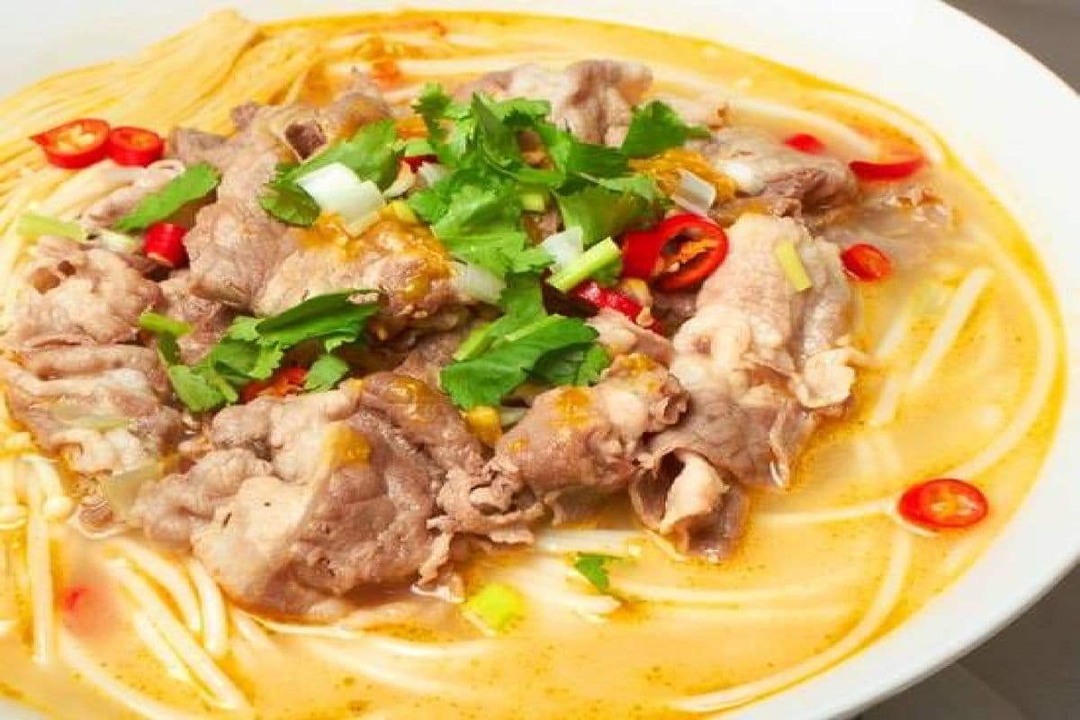 Spicy and Sour Rice Noodle Soup with Beef and Enoki Mushroom