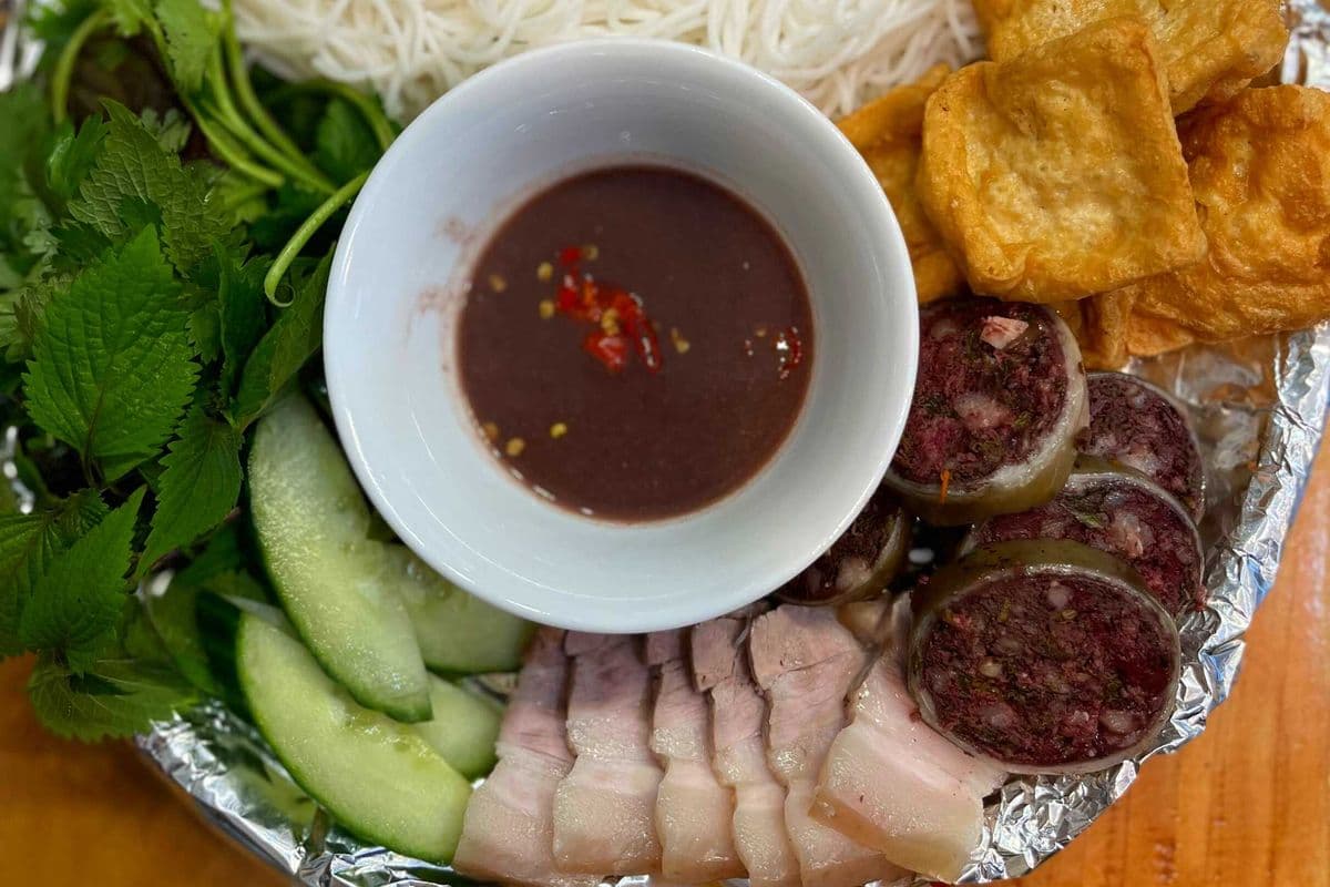 9. Bún Đậu Mắm Tôm (Vermicelli , Fried Tofu with Shrimp Sauce)