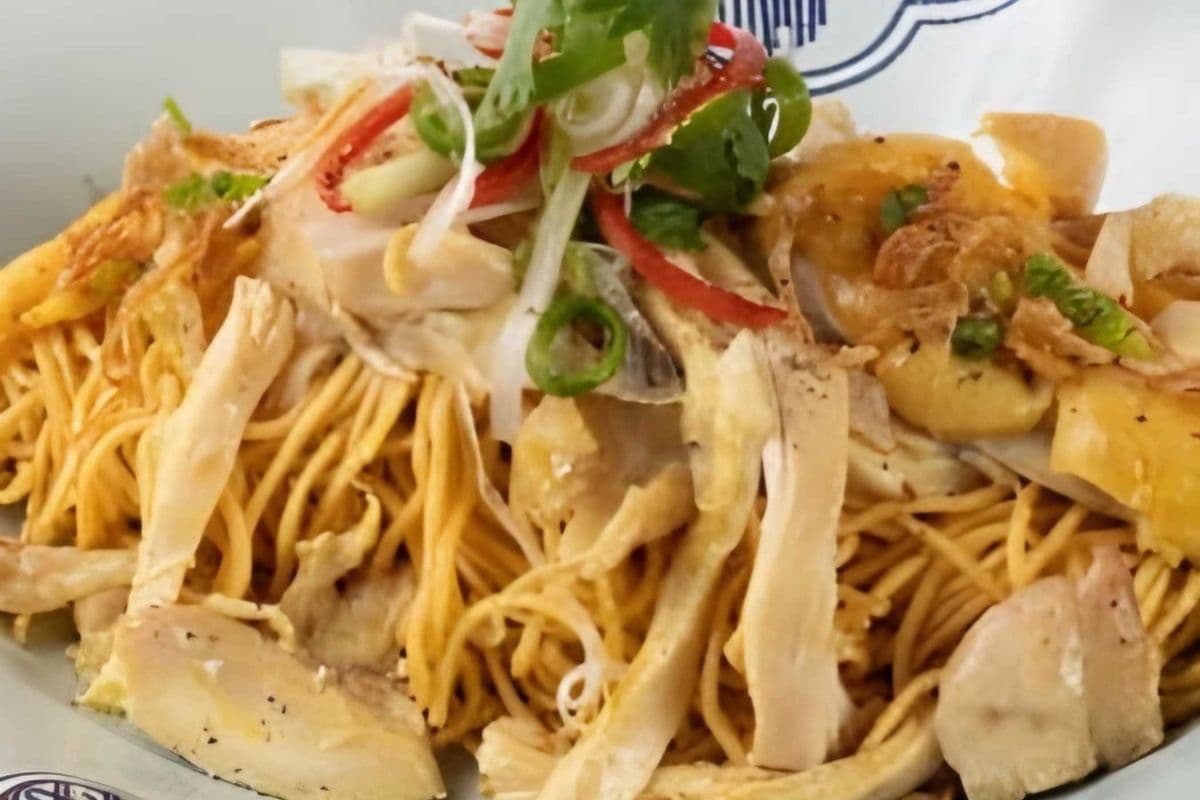 M04 - Dry Shredded Breast Chicken with Egg Noodles (Mì Trộn Gà Xé)