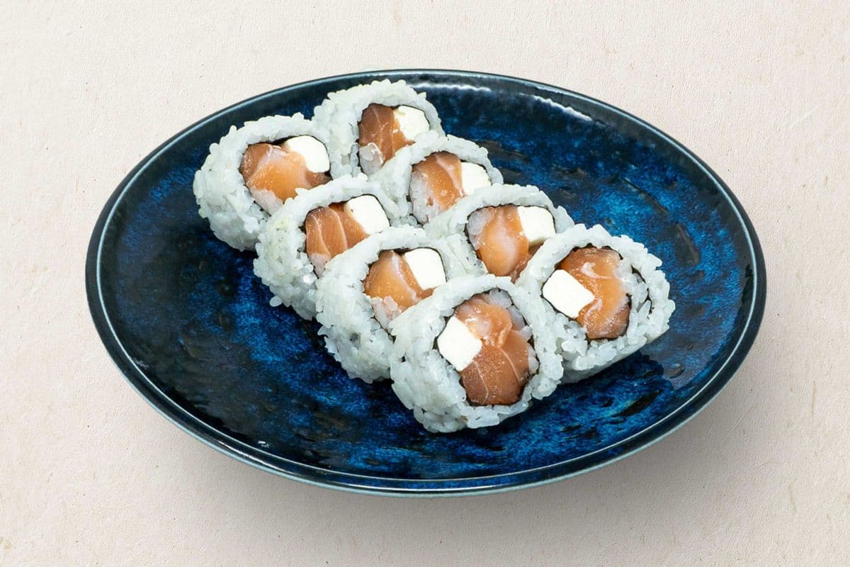 Salmon Cream Cheese Roll (8pcs)