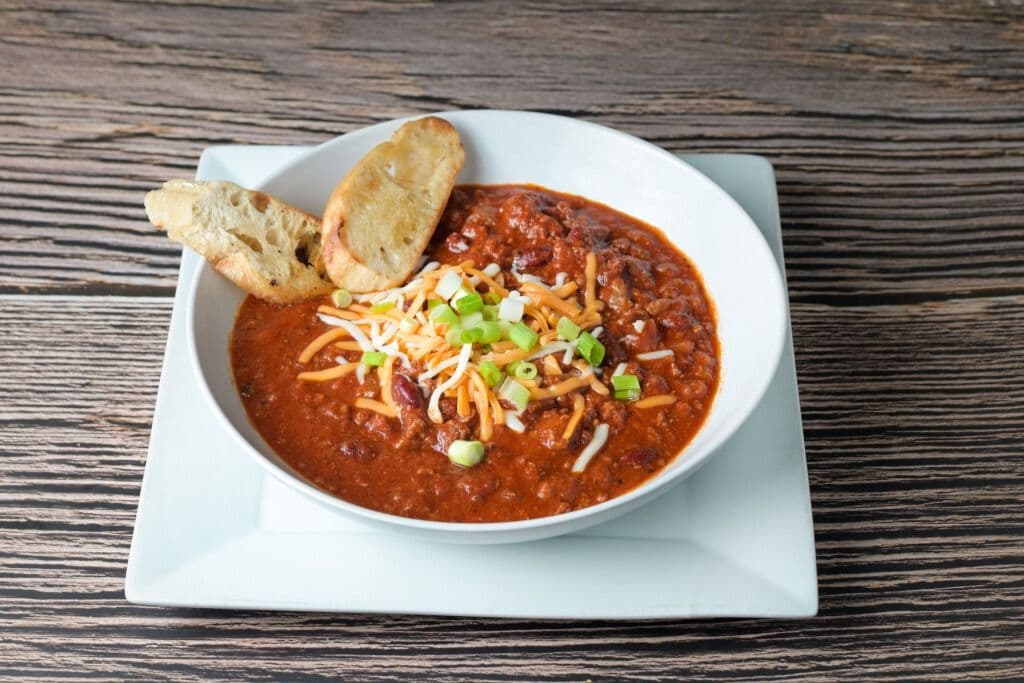 Icehouse Chili with Garlic Bread (Gluten-Free)