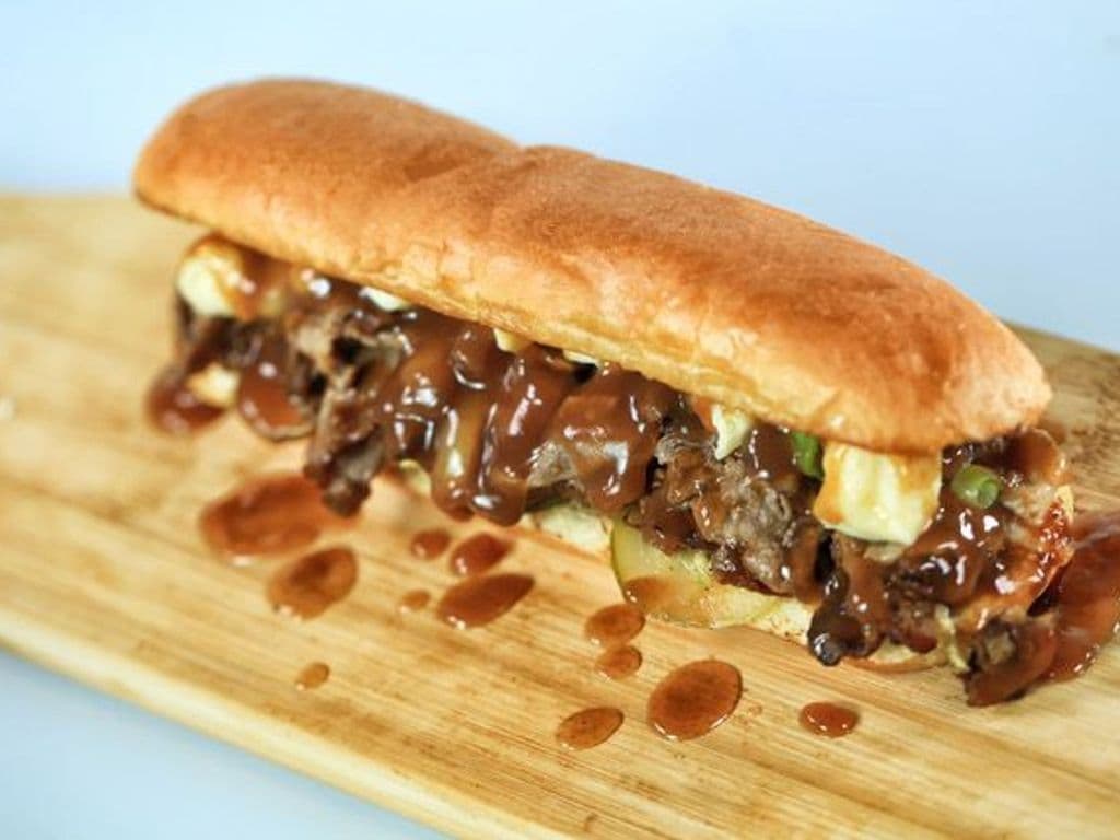 Le Steak Fromage Poutine / The Poutine Cheesesteak