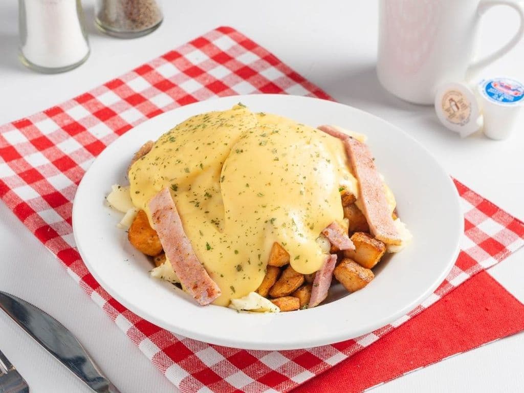 Eggs Benny Poutine*