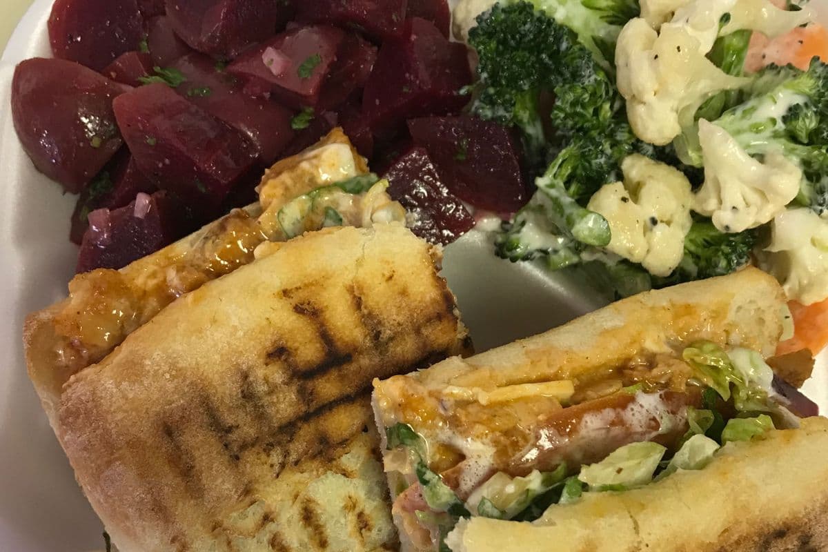 Combo sandwich côtelettes de poulet et 2 choix de salades / Sandwich combo and 2 choices of salads