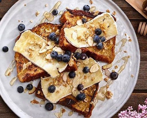 Pain doré aux brie et bleuets / Brie and Blueberry French Toast