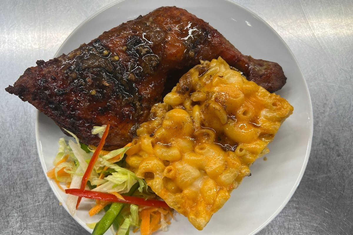 Poulet jerk et macaroni au fromage / Jerk Chicken + Macaroni Pie