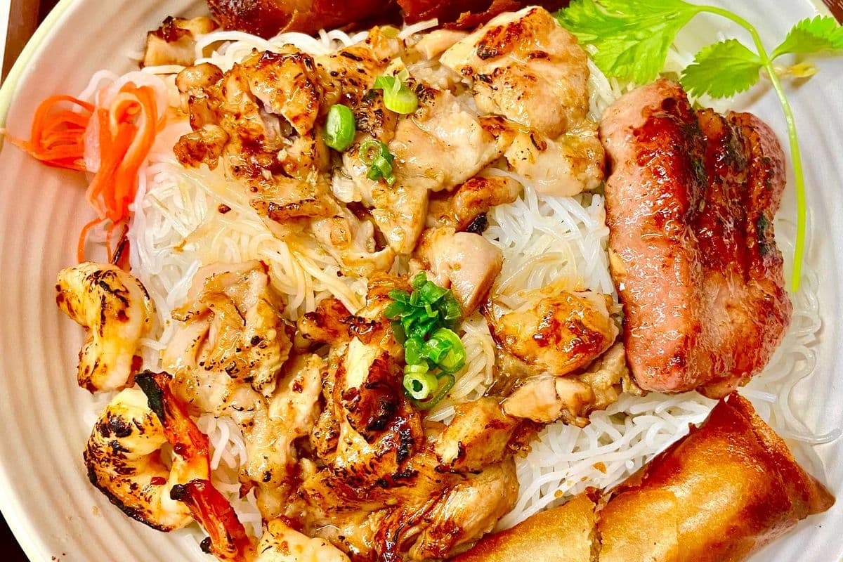 18 Happy Vermicelli Special - Bún thịt nướng đặc biệt