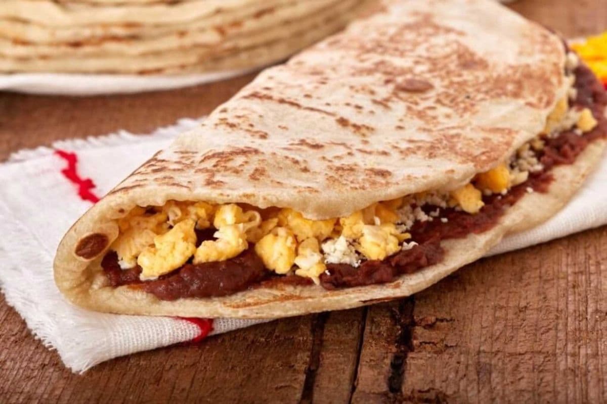 Baleada with Egg and Sausage / Baleada Huevo y Chorizo