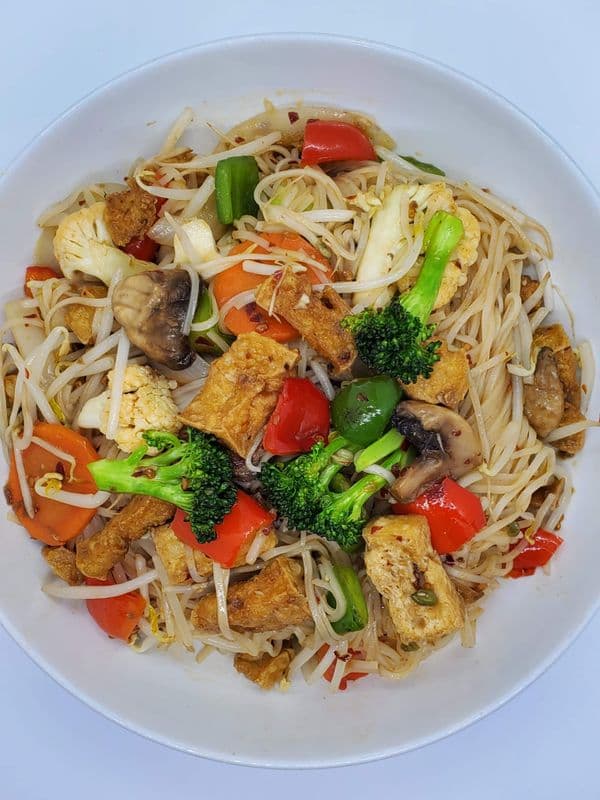V36. Stir Fried Vegetables and Tofu with Rice Noodles