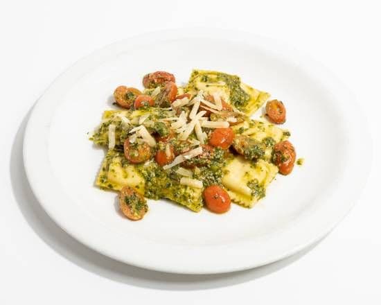 Ravioli Di Ricotta E Spinaci Con Pesto E Pomodorini