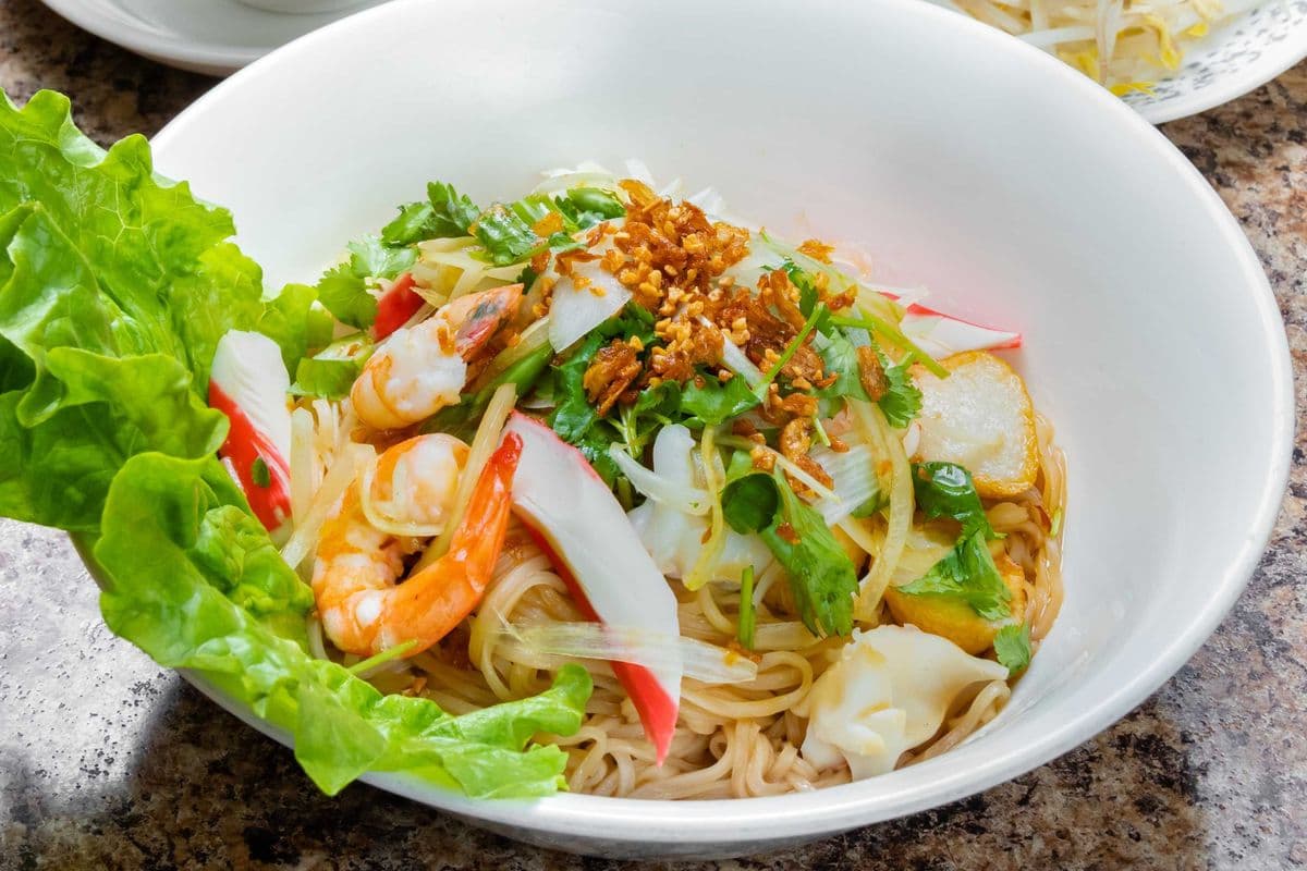 23. Seafood and Ham with Rice Noodle