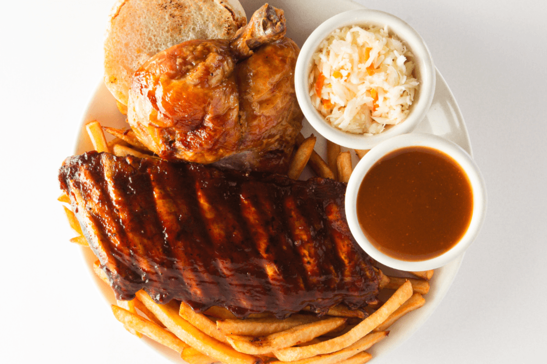 Demie-côtes levées avec une cuisse de poulet/ Half ribs with a chicken leg