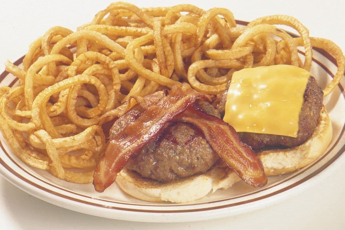 Monsieur Steerburger suprême sur plateau (1/2 lb) avec frites / Mister Steerburger Supreme Platter (1/2 lb) with fries