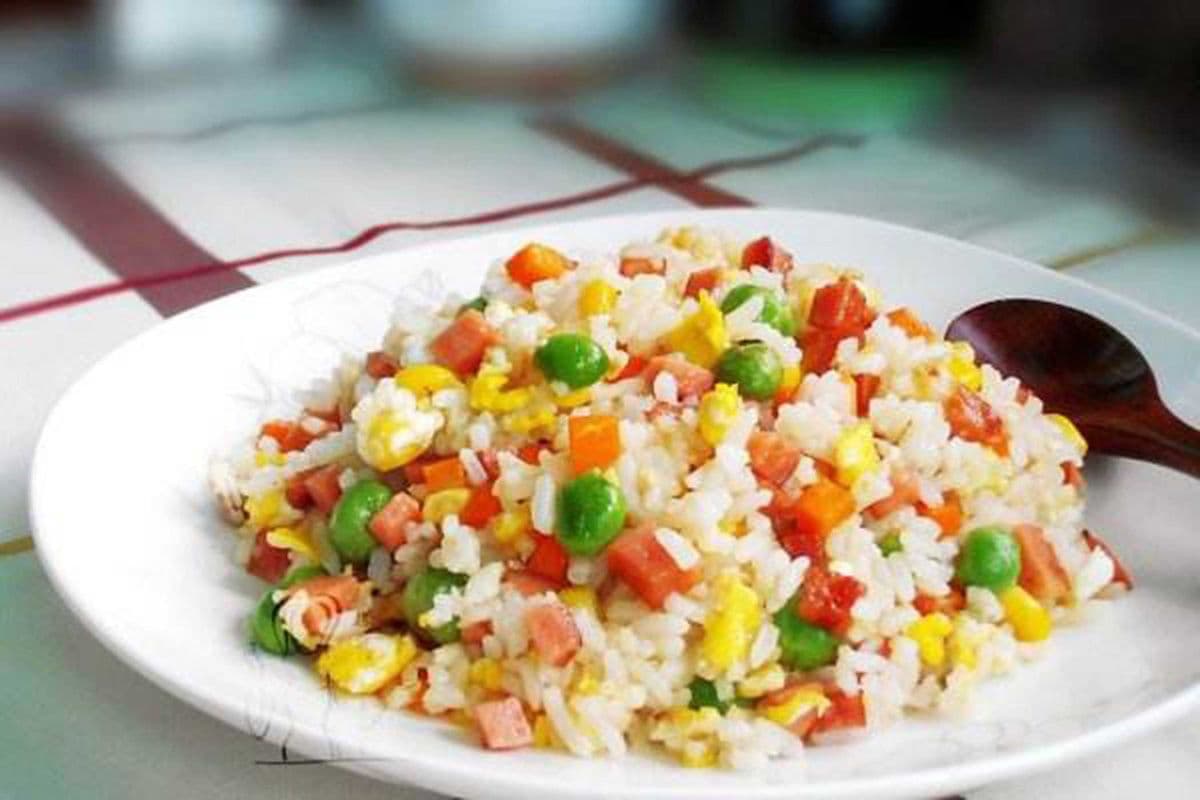 5. Yangzhou Stir with Rice (扬州炒饭)