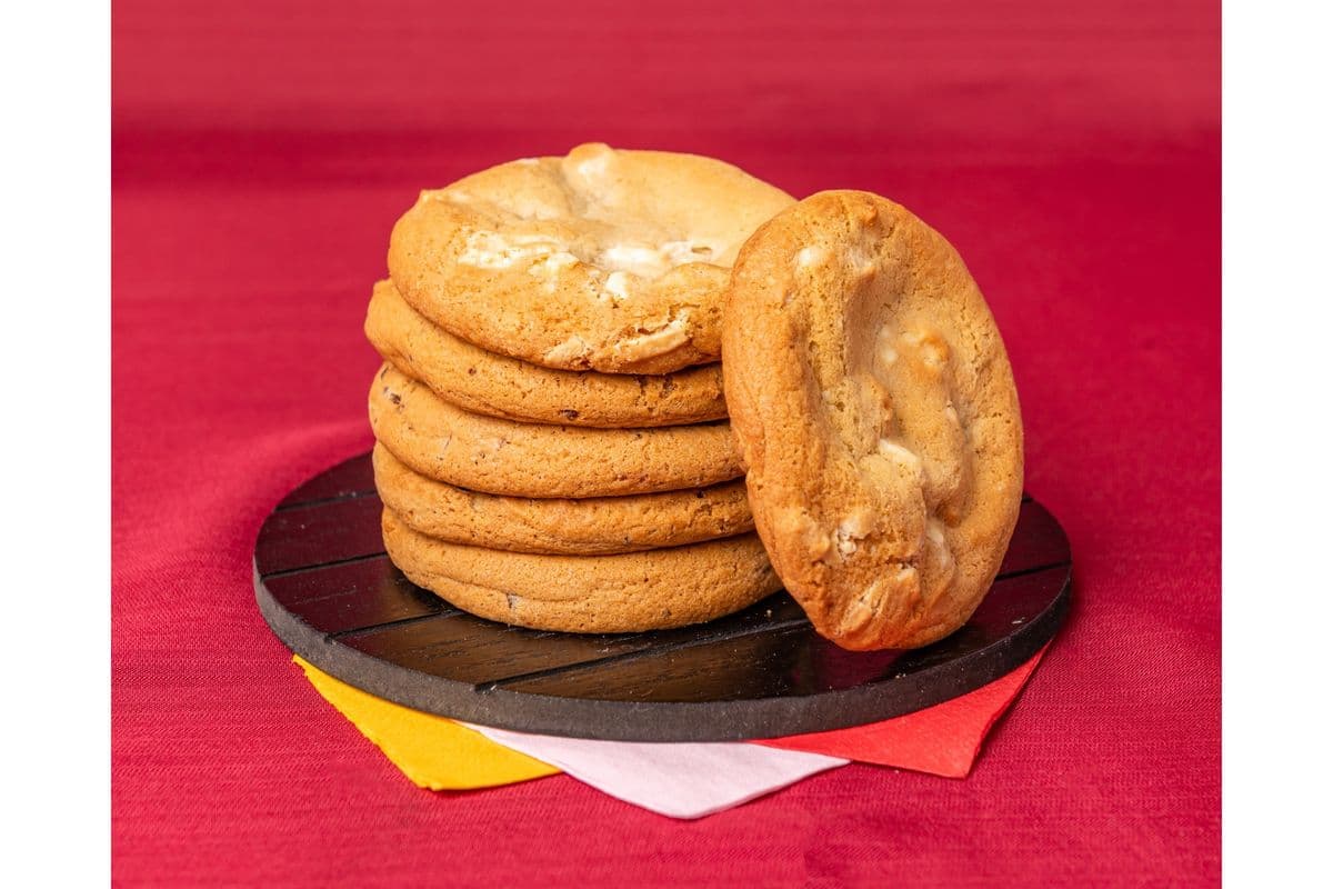 Macadamia White Chocolate Cookie