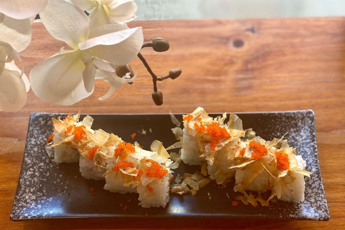 17. Golden Leaf Roll (8pcs)