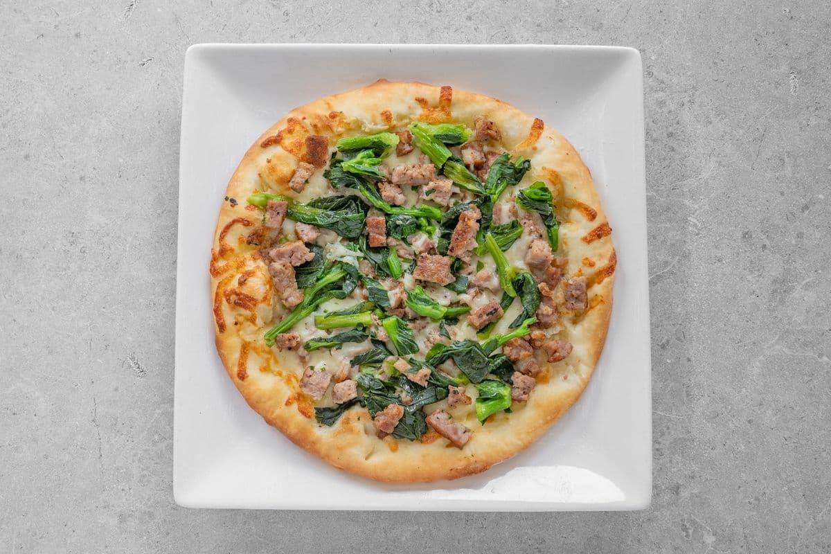 Pizza 10" à la saucisse et rapini / 10" Sausage and Rapini Pizza