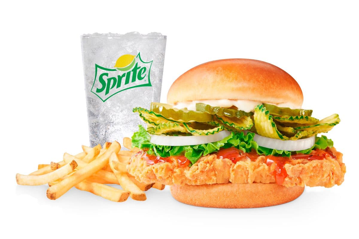 Combo sandwich de poulet classique au chili thaï sucré / Sweet Thai Chili Classic Chicken Sandwich Combo (Cals: 810-1230)