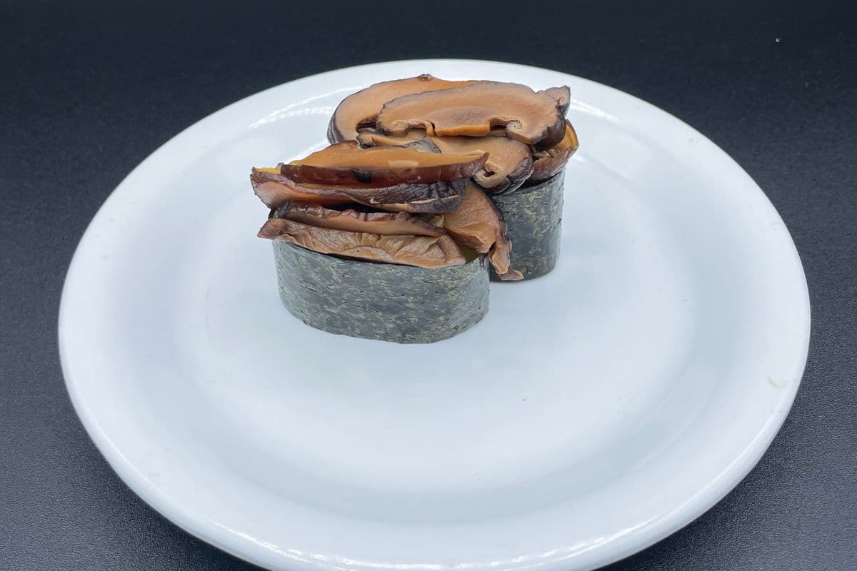 317. Marinated Shiitake Mushroom Sushi (2 pcs)
