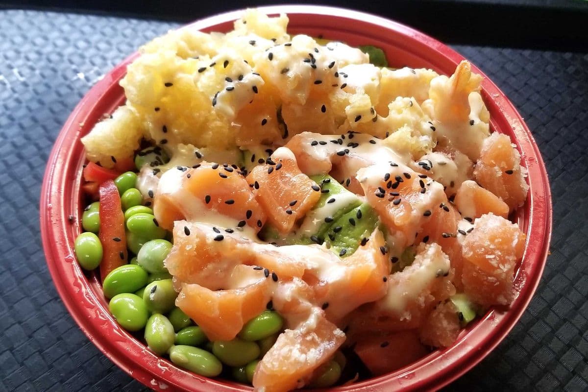 Poke saumon crevettes tempura