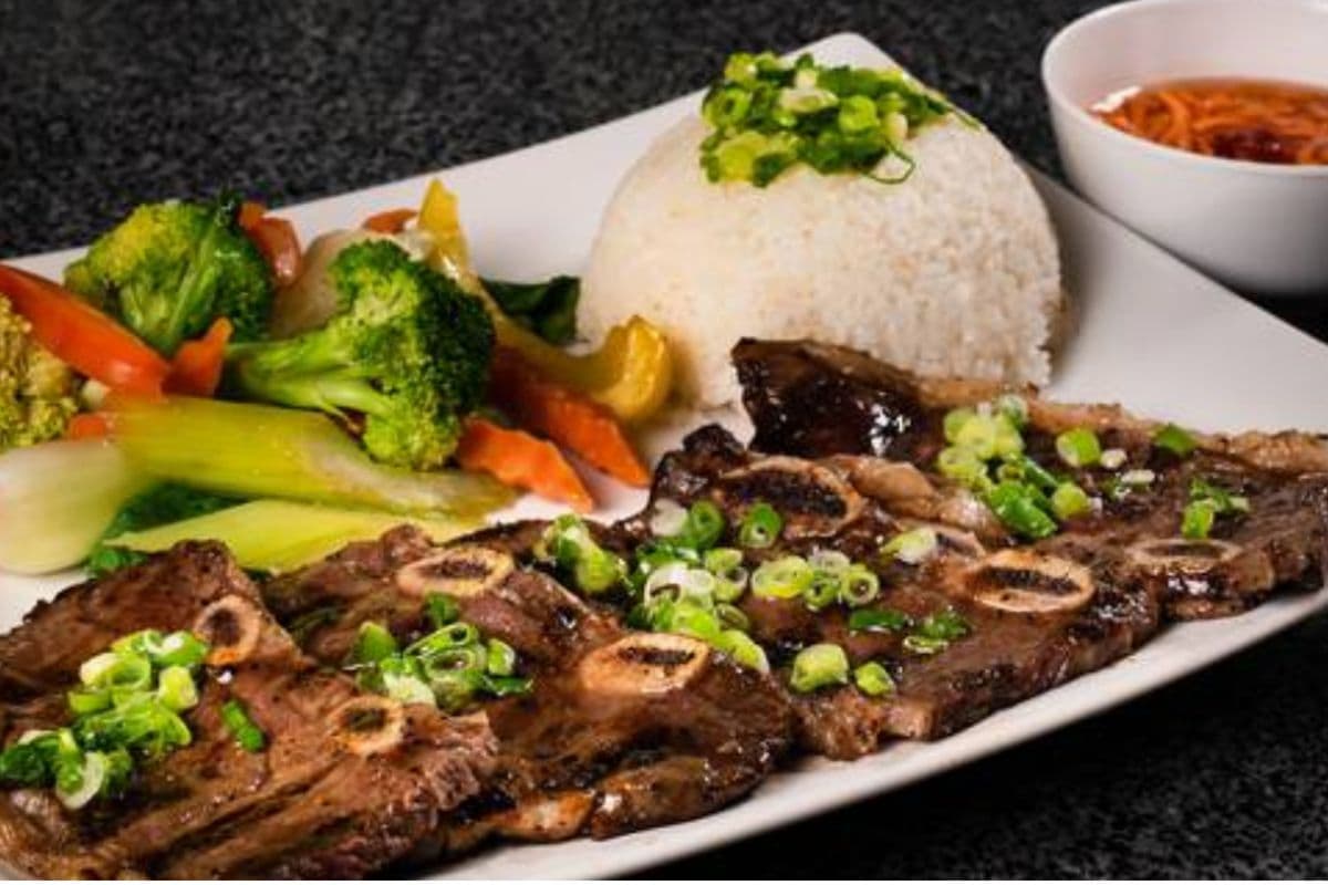 23A. Com (Bun) Suon Bo Voi Rau Cai
