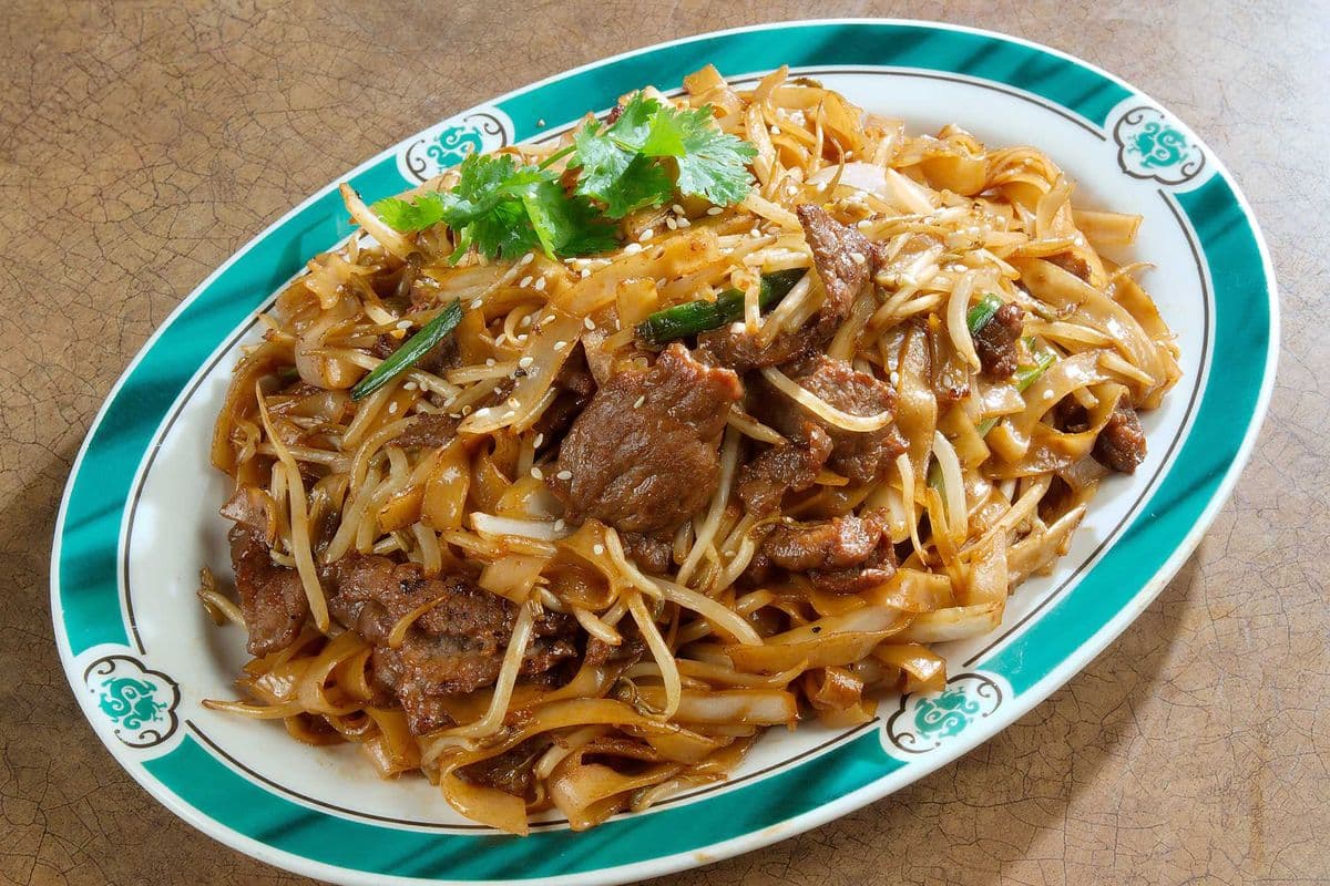327. Fried Rice Noodles with Beef and Bean Sprouts in Soya Sauce
