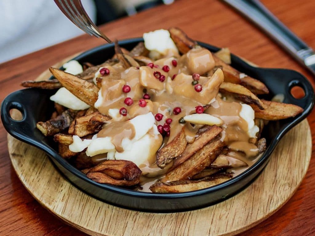 Poutine sauce aux poivres / Peppercorn sauce poutine