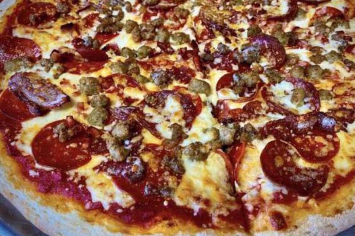 Large Reginos Deli Pizza