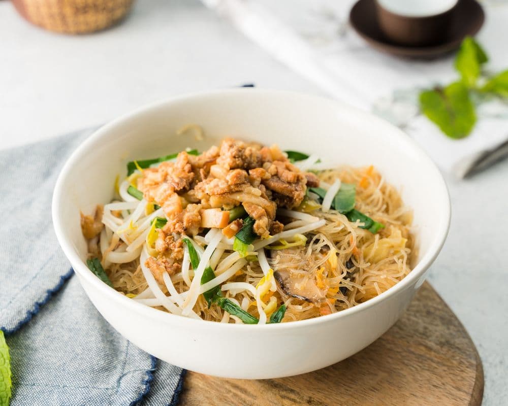 N03. Crispy Pork Cutlet with White Noodle Soup (茶香炸豬排湯麵)