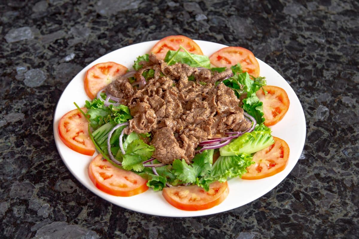 82. Beef Stir-Fry on Tomatoes, Lettuce, and Onions