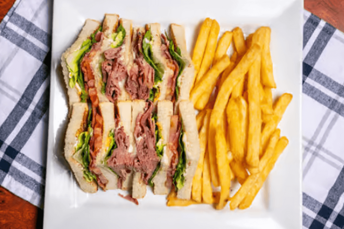 Club sandwich viande fumée avec frites / Smoked Meat Club Sandwich with Fries