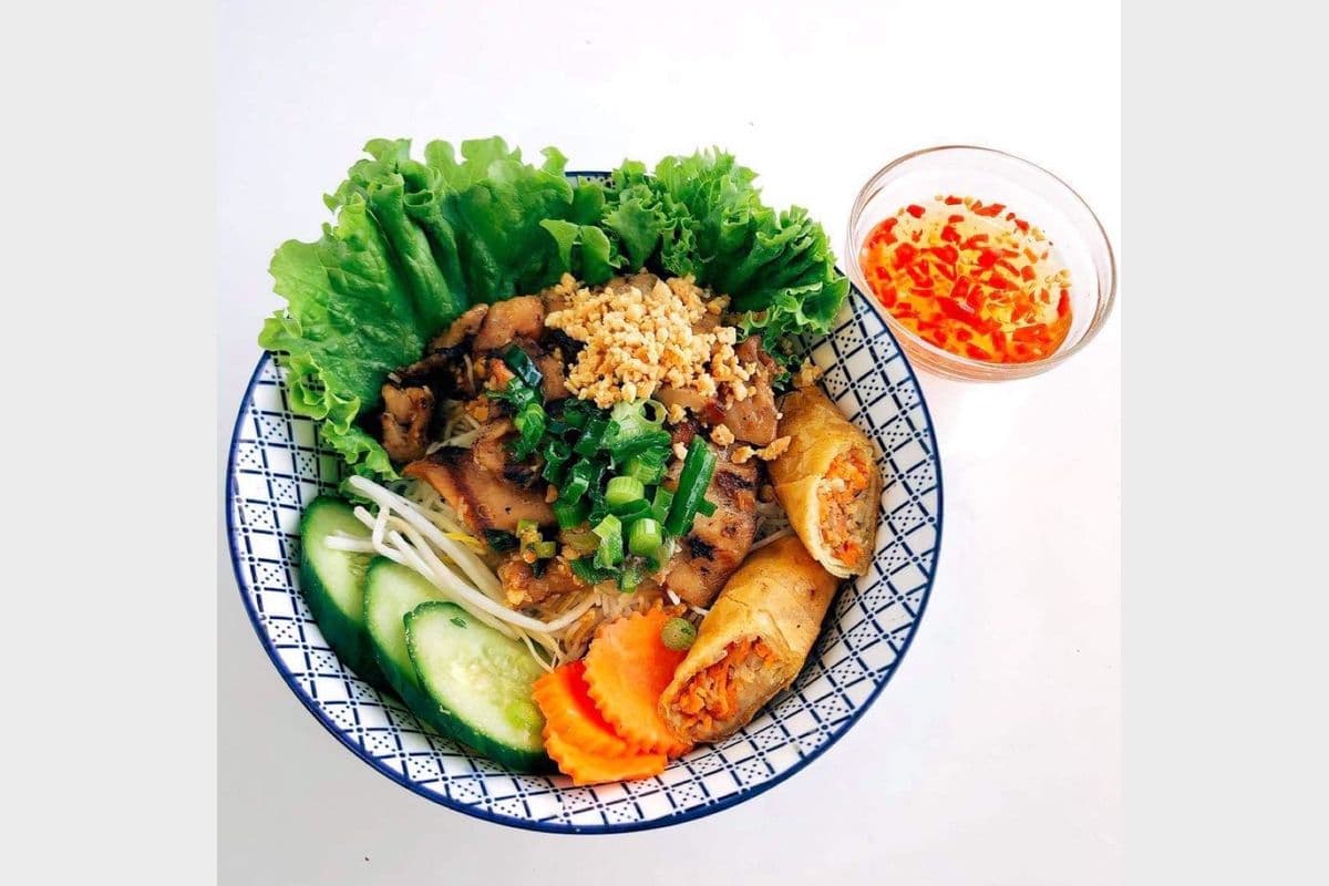 Vermicelli Barbecue Chicken and Spring Roll