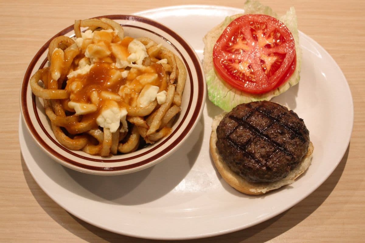 11. Monsieur Steerbuger et poutine / Mister Steerburger and Poutine