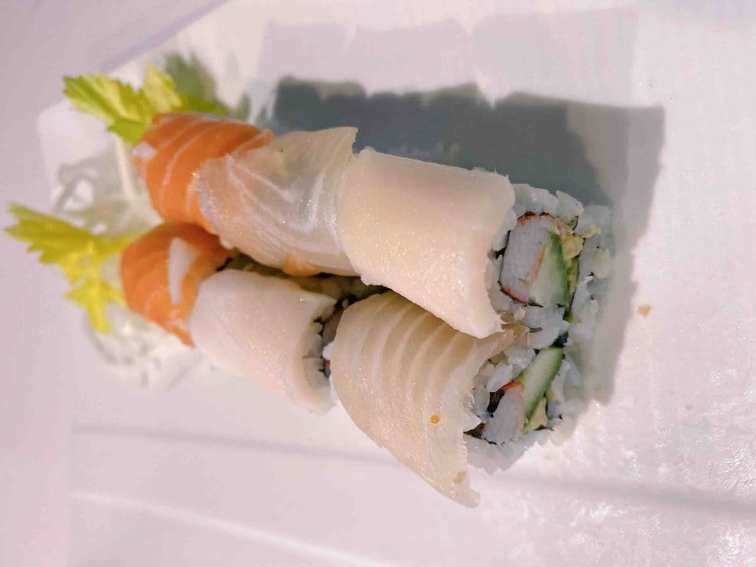 Rainbow Roll (6 Pieces) R5 Rouleau Arc-En-Ciel (6 Morceaux)
