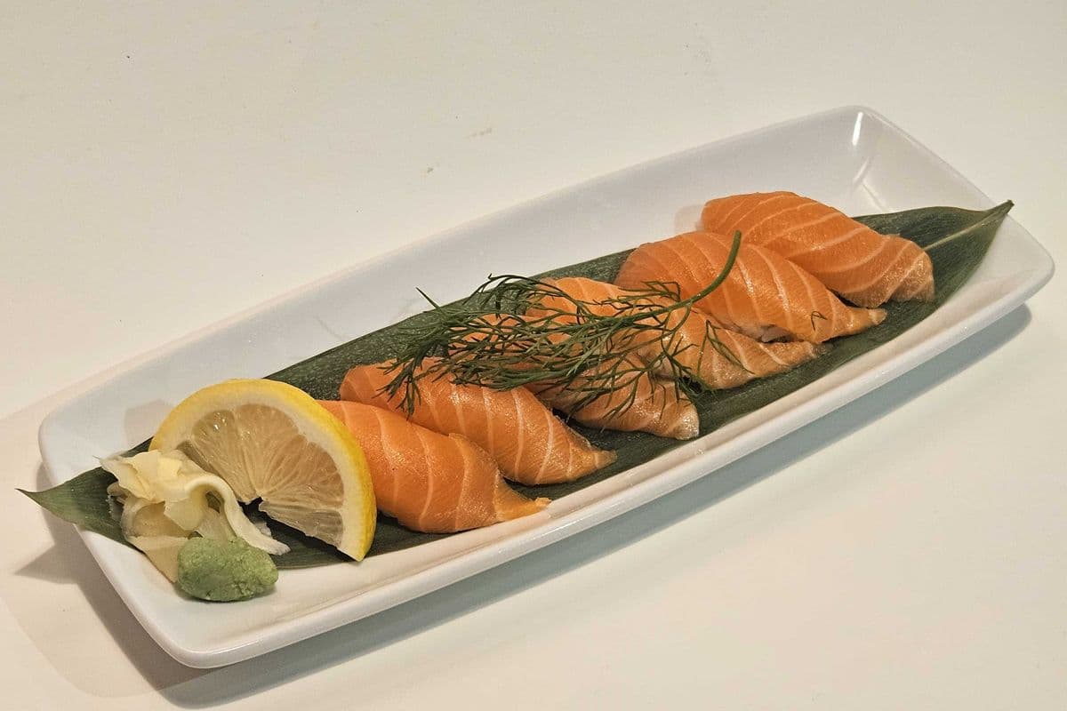 Salmon Sushi (6pcs)