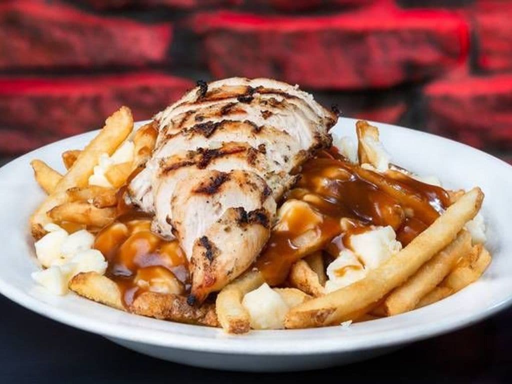 Poutine au Poulet marinée et grillée/ Marinated and Grilled Chicken Poutine