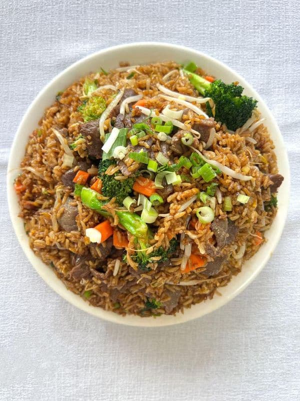 802. Riz frit au poulet, sauce soja, et légumes / Fried Rice with Chicken, Vegetables, and Soja Sauce / 802. Riz frit au poulet, sauce soja, et légume