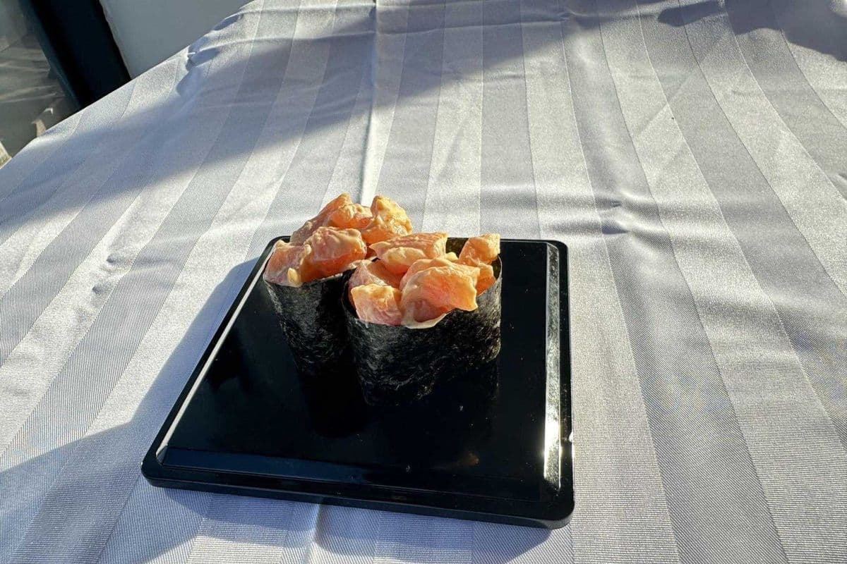 Spicy Salmon Sushi (2pcs)