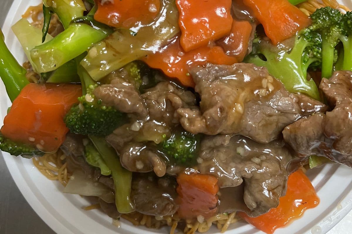 Beef with Broccoli Crispy Chow Mein牛肉百加利炒面