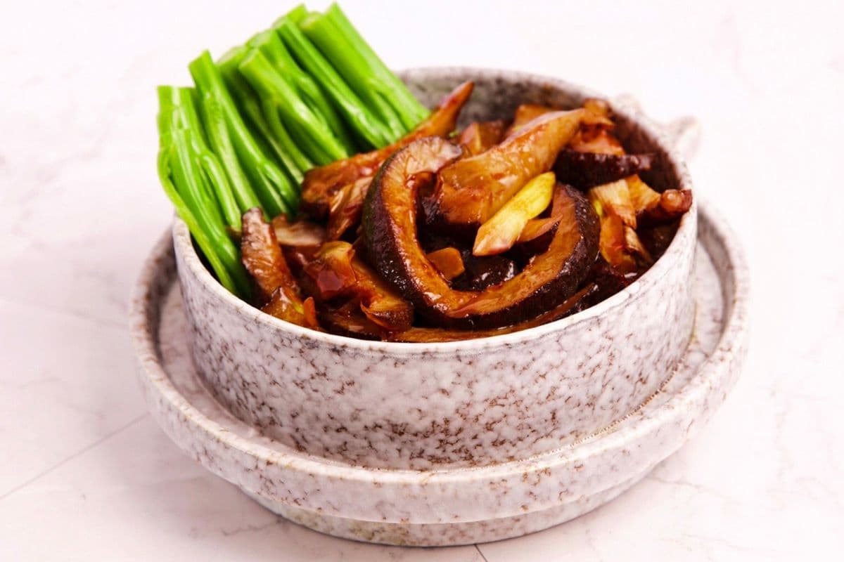 214. Braised Sea Cucumber in Stone Pot - 石锅葱烧海参