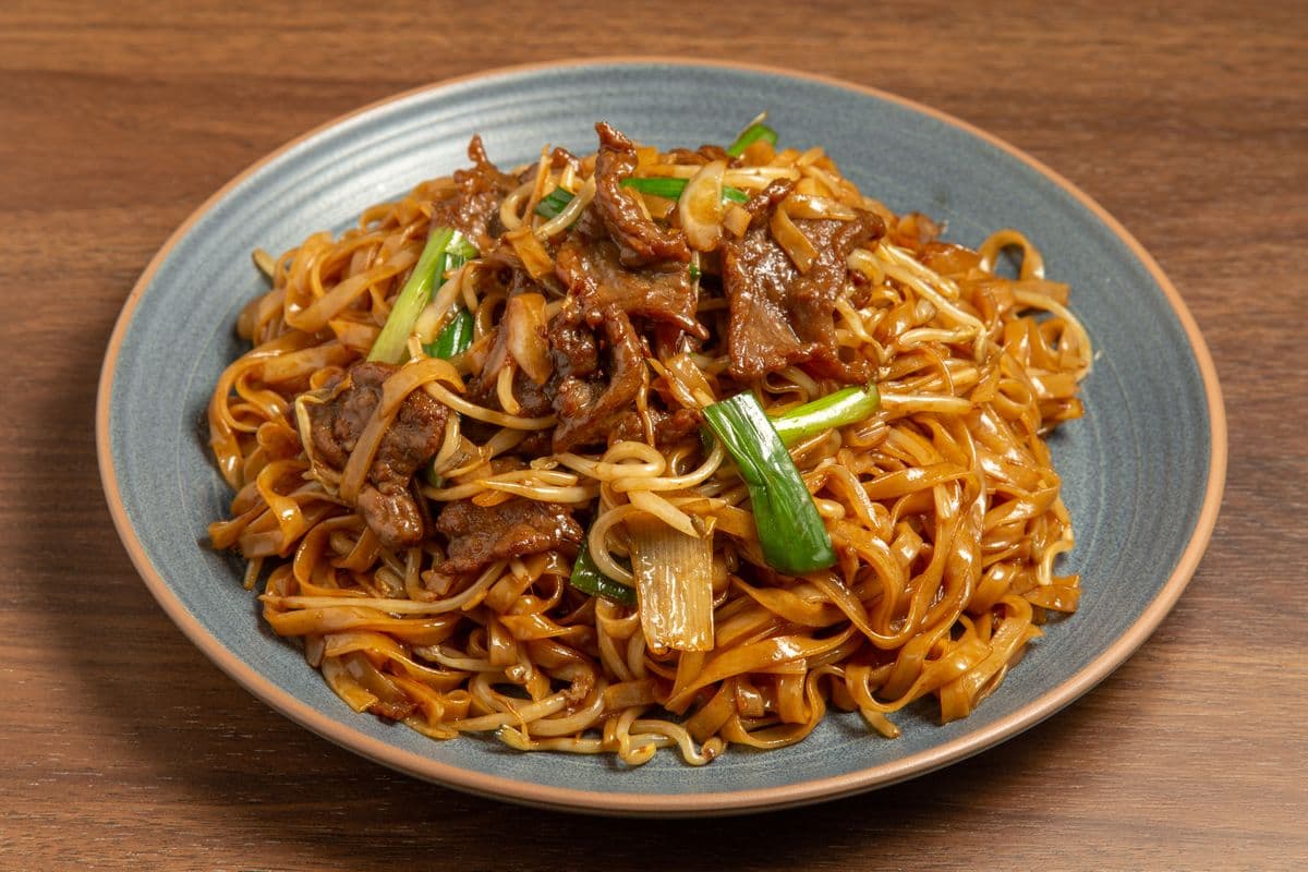 N9: Beef Ho Fun Flat Noodles