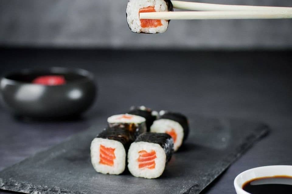 Salmon Maki Roll (6 pcs)