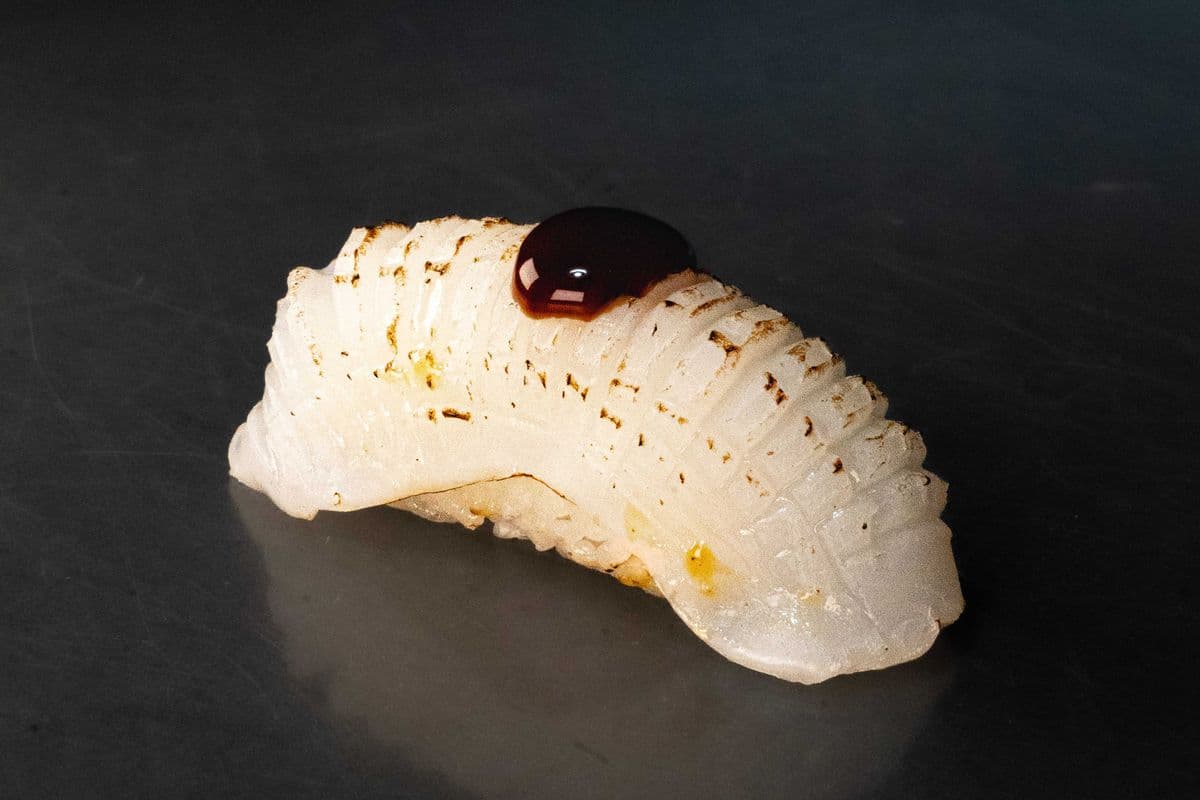 1004. Torched Ika Sushi (2PCS)