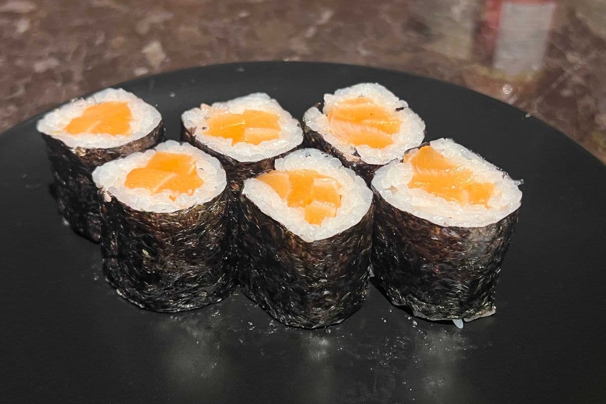 Salmon Maki (6pcs)