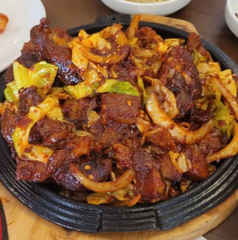 Spicy Braised Pigs Feet (매운불족발)
